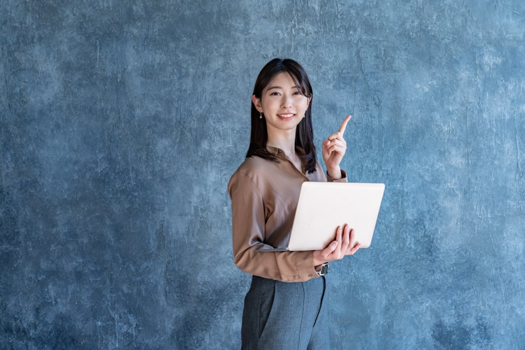 派遣で働く女性が上に指を指してる